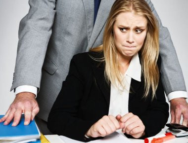 Ελληνίδες δημοσιογράφοι «φωτογραφίζουν» γνωστό διευθυντή-εκδότη για σεξουαλική παρενόχληση (φωτό)